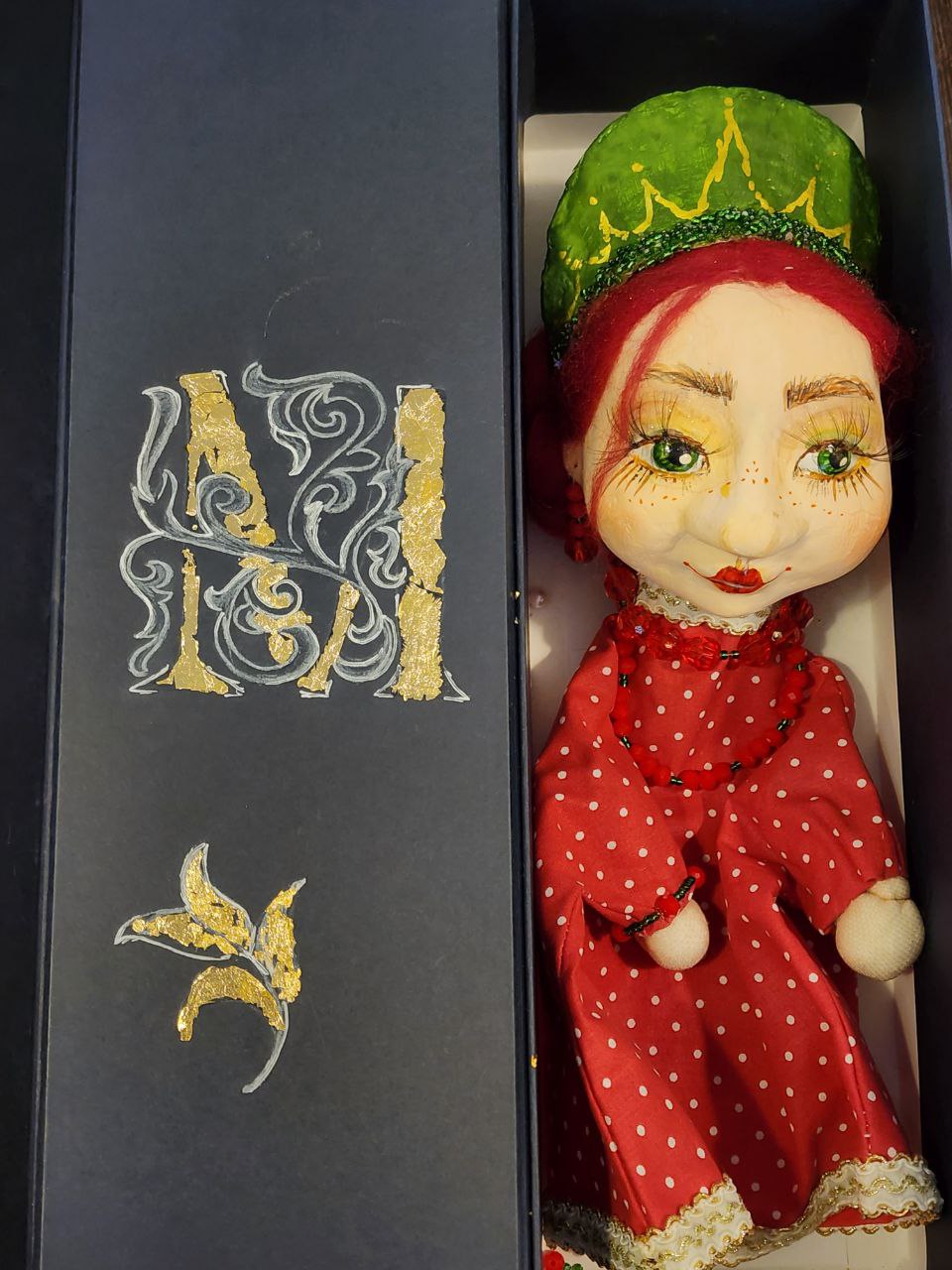 Куклы Ткачихи, Поварихи и Бабы Бабарихи в тёмных нарядах с хитрыми лицами